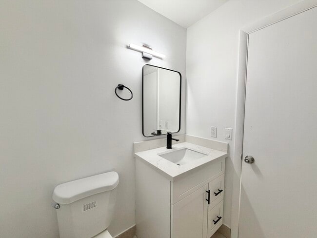 Building Photo - 799 Hill Dr