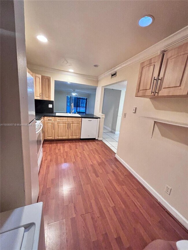 Building Photo - 430 Commodore Dr