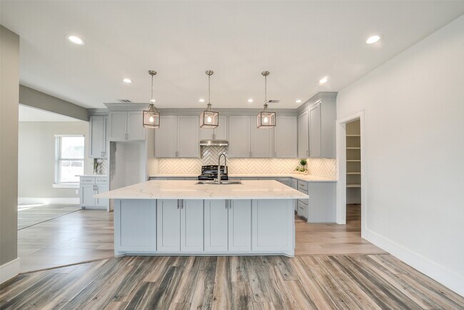 Building Photo - 1025 Arizona Dr