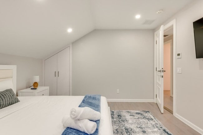 Building Photo - 2135 Rosemont Dr