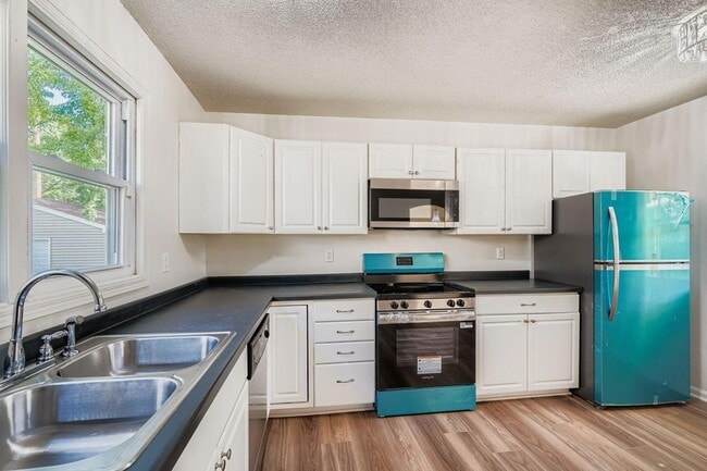 Building Photo - 610 Fairview Ave N