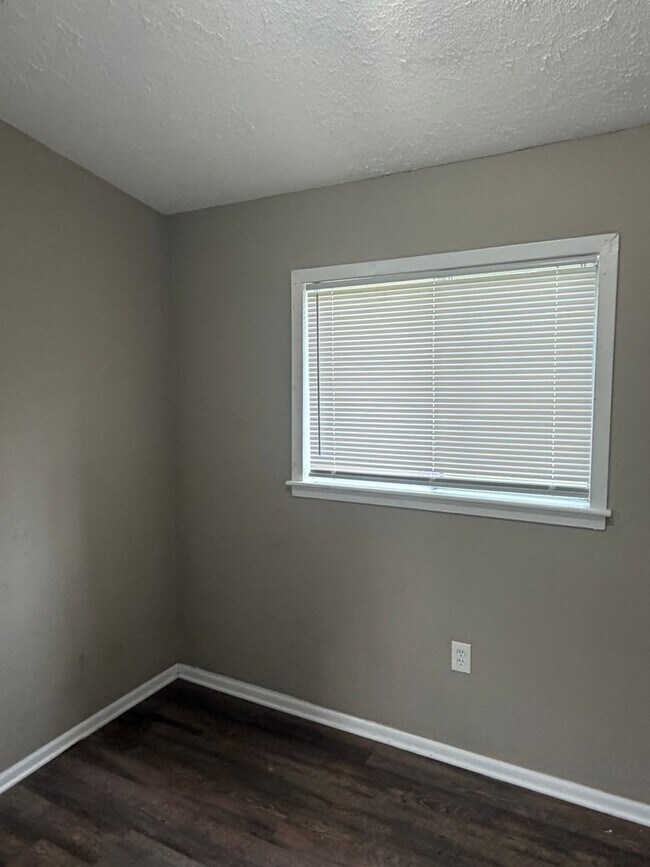 Building Photo - 3320 Ridgeland Dr