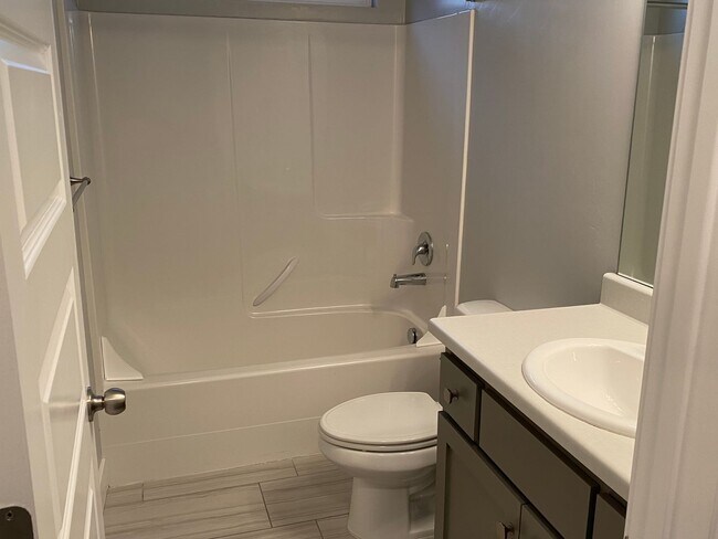 Building Photo - Lovely Townhome For Rent