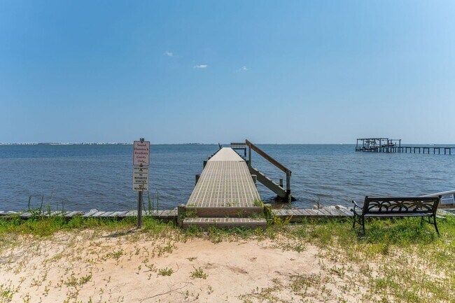 Building Photo - Spacious Home in Navarre!