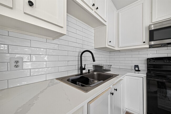 Building Photo - 3403 Hillstone Dr