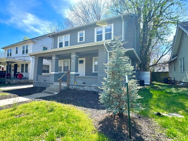 Building Photo - Spacious 3 Bedroom Home