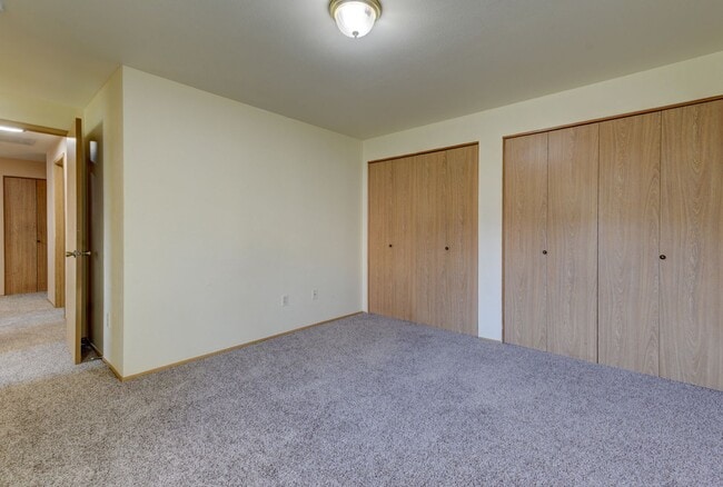 Building Photo - 3 Bed 2 Bath House with all new flooring!