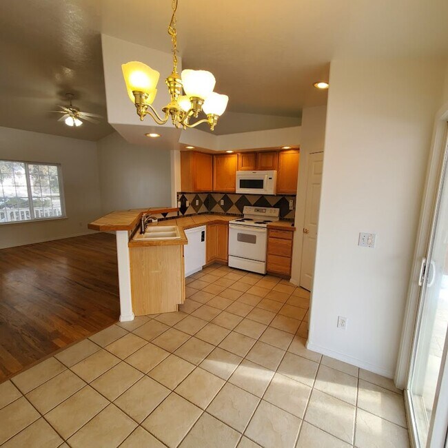 Building Photo - Charming West Boise Home with Spacious Yard and Modern. Prime Location!