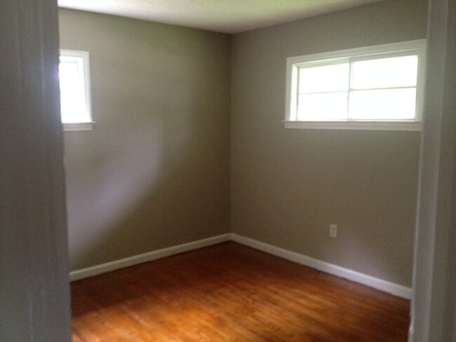 Building Photo - **AVAILABLE NOW*3 Bedroom / 1 Bathroom Hom...