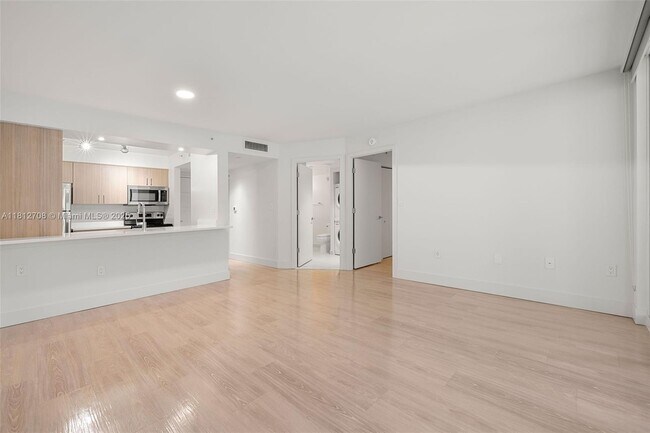 Building Photo - 1756 N Bayshore Dr