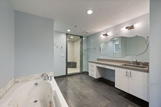 Building Photo - 3075 Kennedy Dr