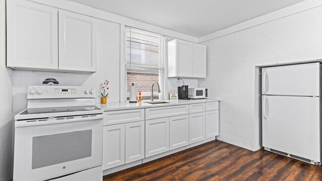 Building Photo - 206 N Dorset Ave