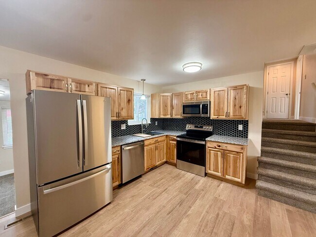 Building Photo - Great 3 bedroom 2 bath Home with Attached ...