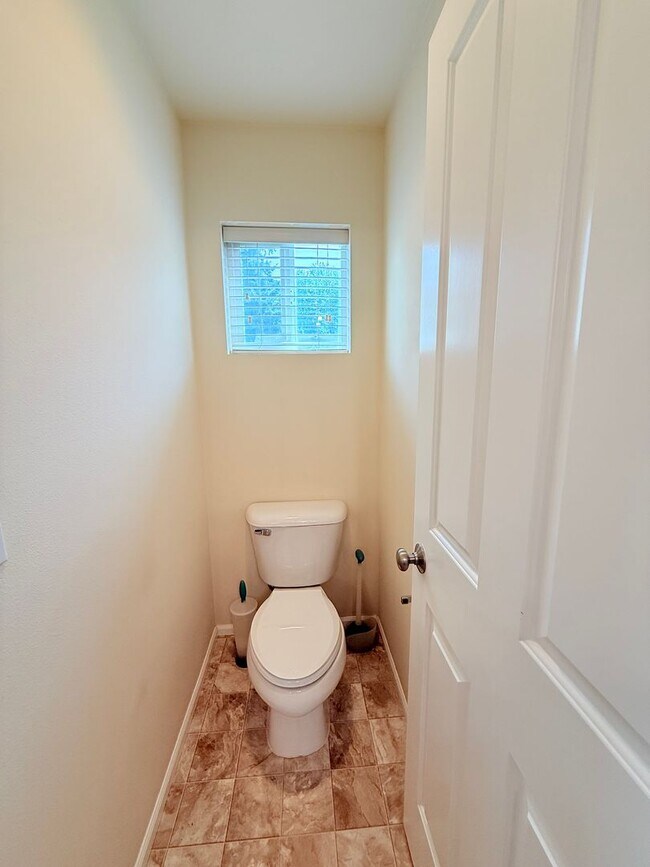 Building Photo - For Rent – Bright & Spacious Home with Bonus Room