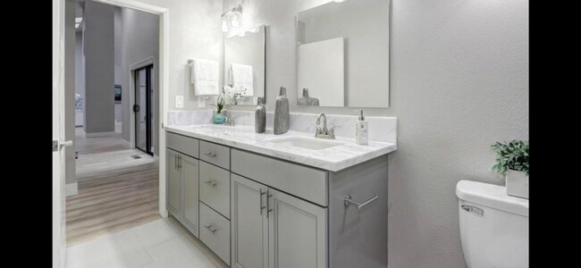 Building Photo - Spacious and beautiful 3 bedroom 2 bath ho...