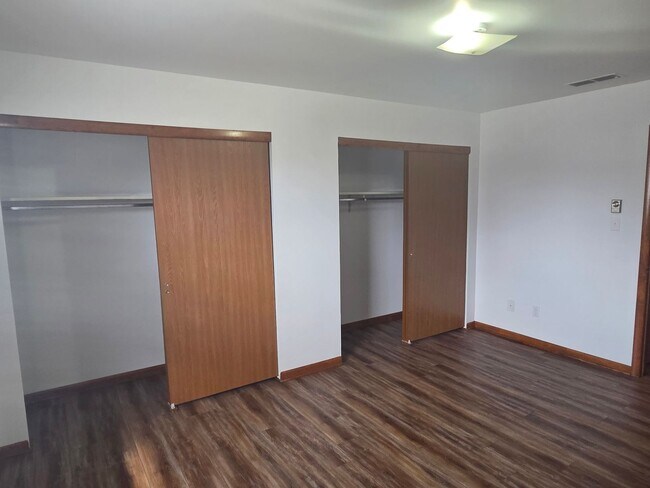 Building Photo - End Unit 2 Bedroom