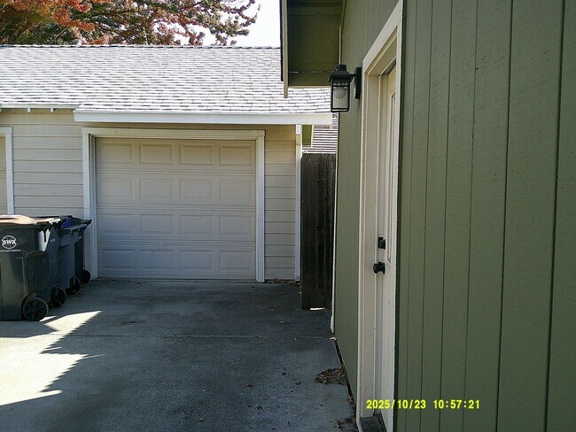 Building Photo - 1120 Tulip Ln