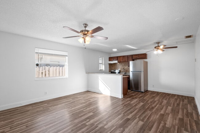 Building Photo - 818 NE 14th Pl