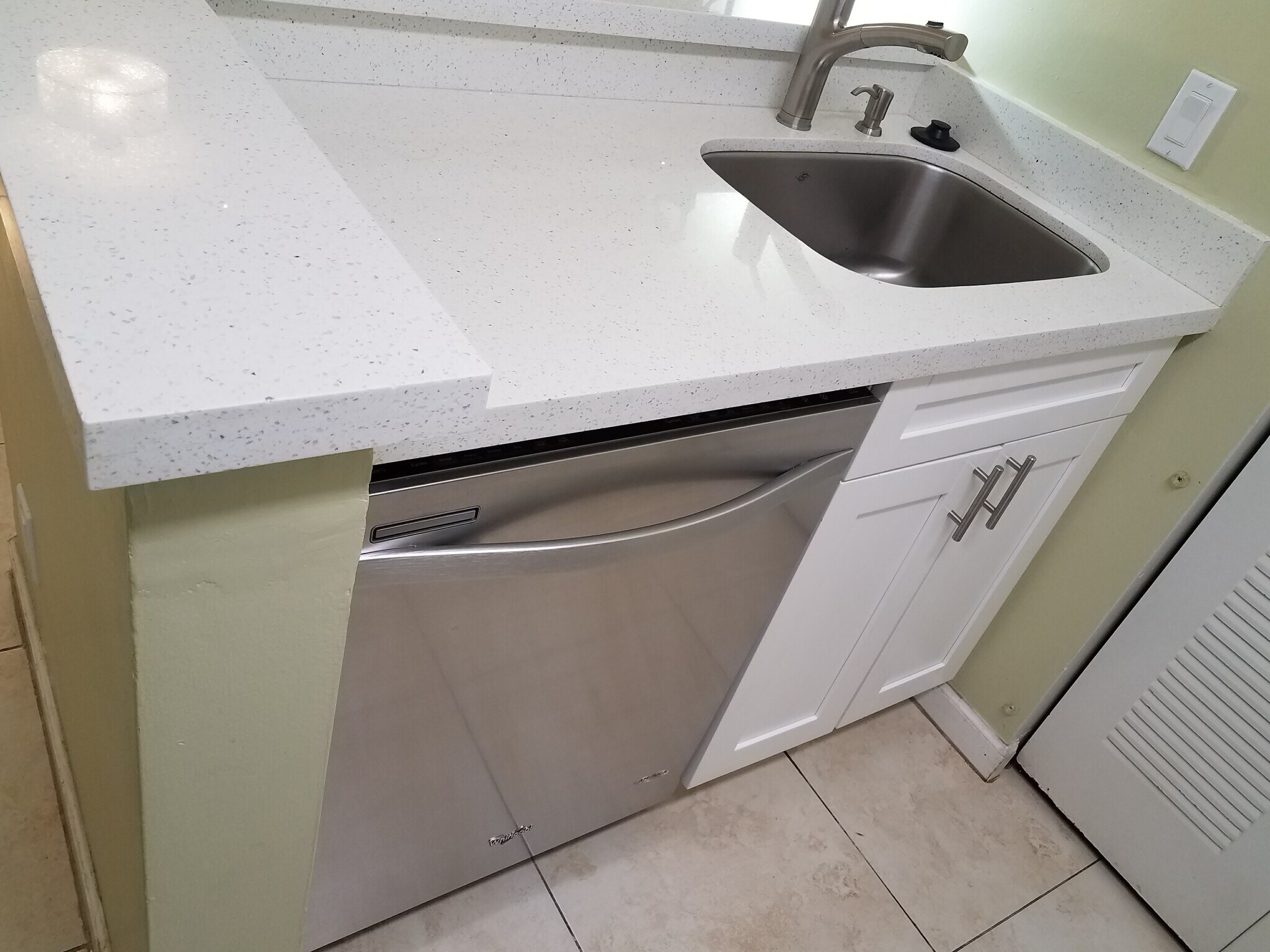 Dishwasher in kitchen island. Part of an extremely functional kitchen. - 550 S Park Rd