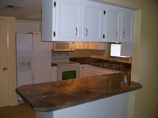 Building Photo - 4/2 Home conveniently located in Sarasota near Beaches, Jungle Gardens, Airport & Downtown!