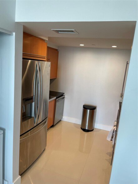 Building Photo - 6365 Collins Ave