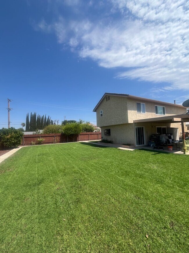 Building Photo - 613 Santa Paula St