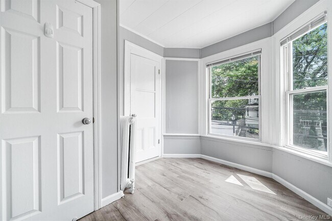 Building Photo - 17 Lawrence Ave