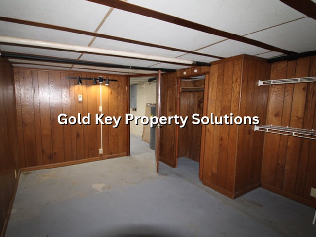 Building Photo - Spacious 1 BR 1 BA House with Fenced Backy...