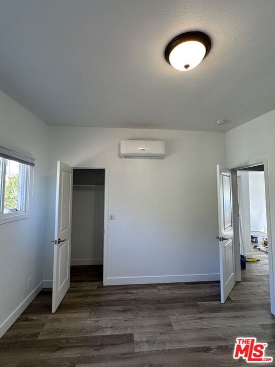 Building Photo - 2658 Santa Ana Ave