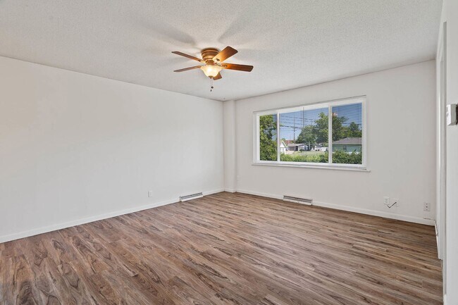Building Photo - Charming & Newly Updated 2BR Duplex with F...