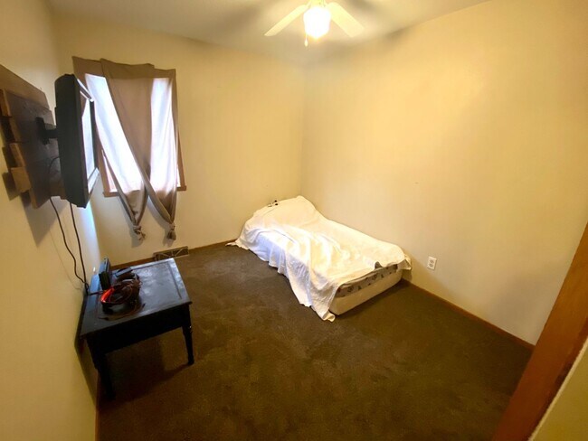 Building Photo - For Rent: Charming 3-Level Townhome in Qui...