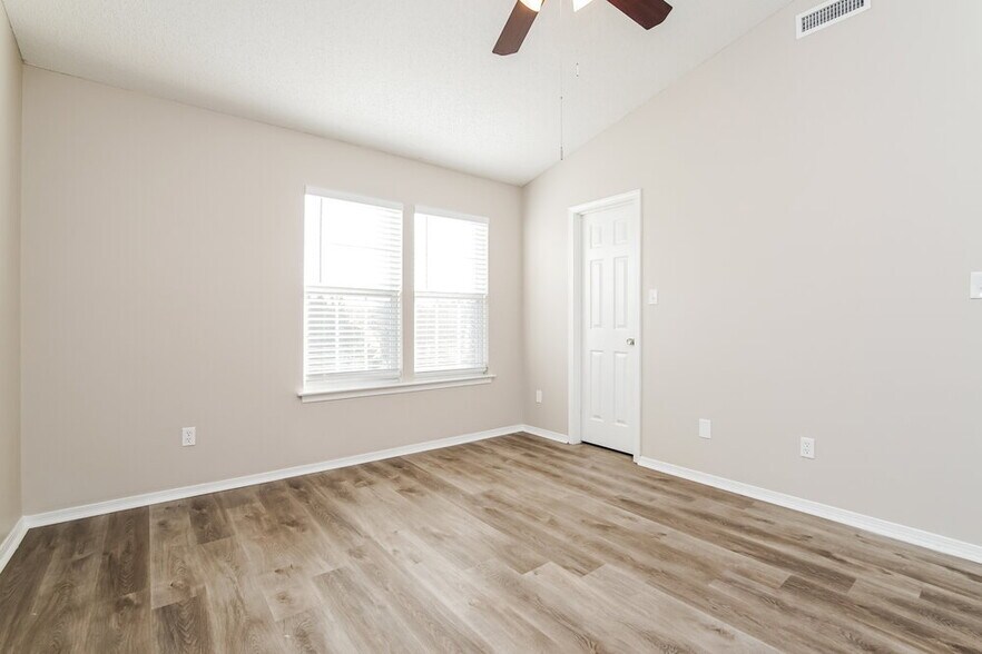 Building Photo - 1024 Penncross Dr