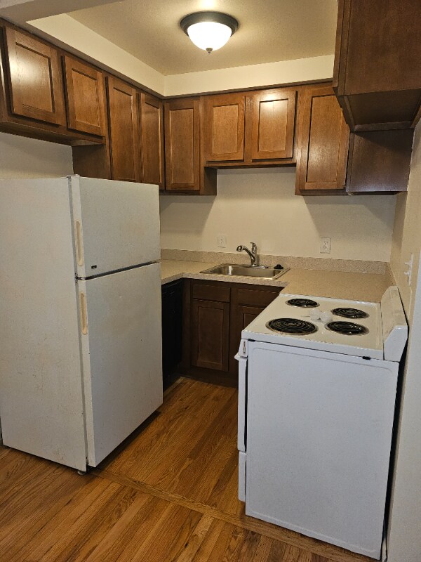 Building Photo - 2525 E Maple Rd