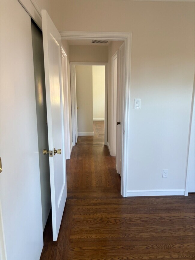Building Photo - Charming 3 bed, 2 bath with office on San ...