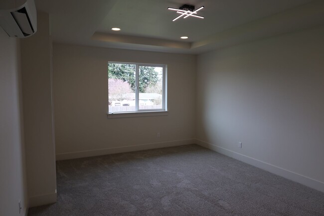Building Photo - Seven Oaks Luxury Duplexes - New, Light, Bright, and Spacious!!