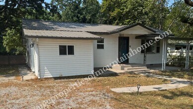 Building Photo - Charming 3 bed, 2 bath off Hwy 5 South