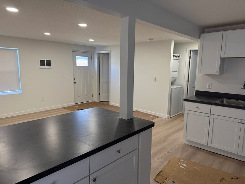 Building Photo - 418 Oak St