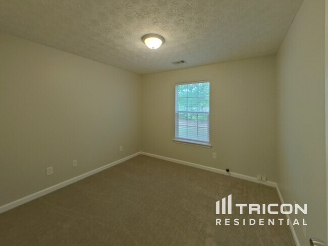 Building Photo - 10 Shadowbrook Ln