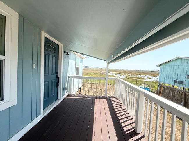 Building Photo - Elegant 2/1 Beach Cottage in Surfside !