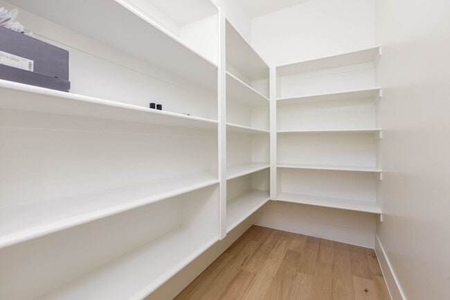 Building Photo - 6 bed / 4 bath / 3 car garage custom home in Pecan Valley