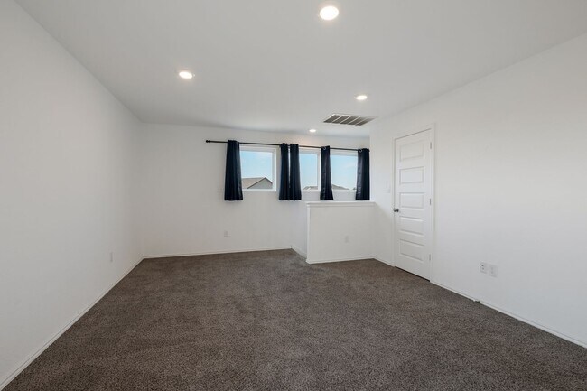 Building Photo - Lovely Rancho Primera Property