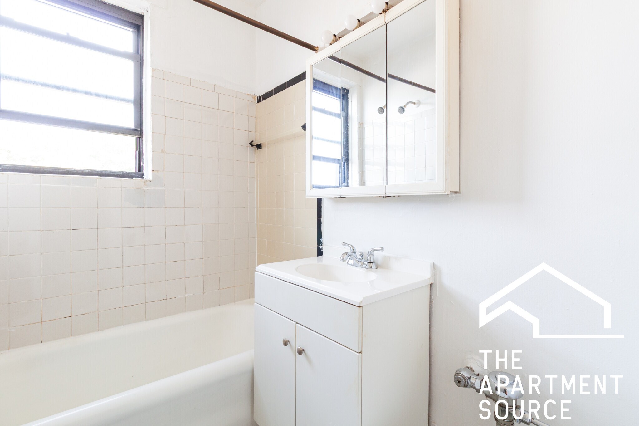 Building Photo - 717 W Belmont Ave