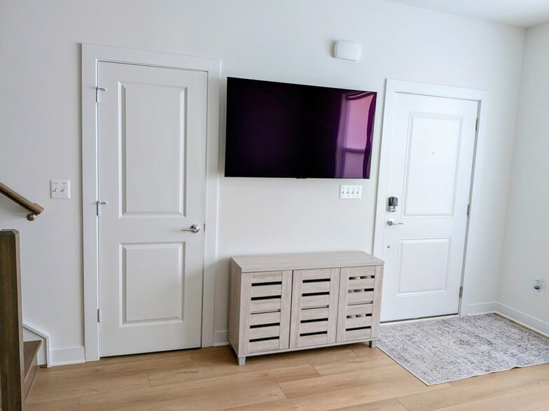 Building Photo - 2005 Henson Norris St