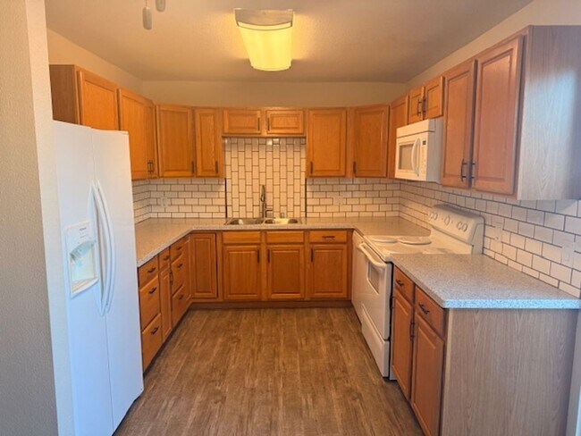 Building Photo - 3 Bedroom Apartment in Jewel Lake w/ Garage and Large Deck!