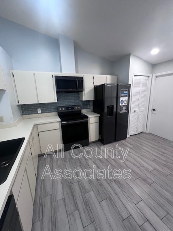 Building Photo - 8302 Matthew Dr