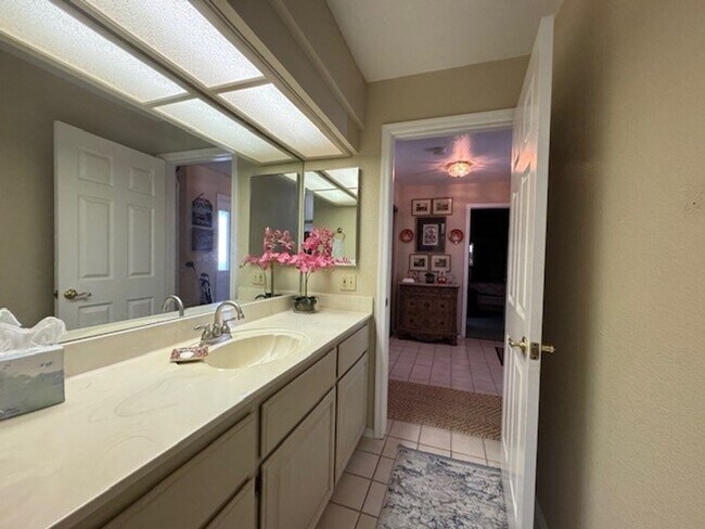 Building Photo - 3BR 3BA Townhome-Best view of the River & Laughlin Casino Skyline