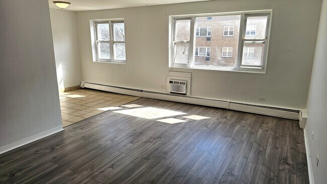 Building Photo - 2025 W Granville Ave