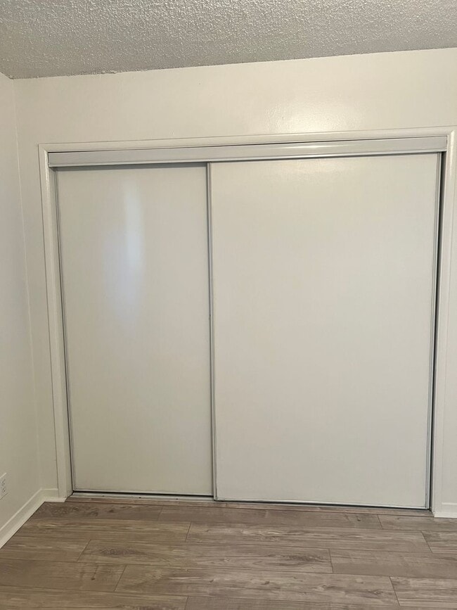 Building Photo - Second-floor 1-bedroom apartment in Whittier.
