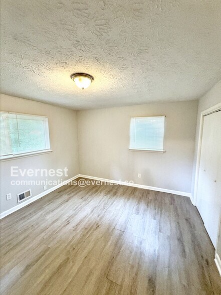 Building Photo - 8802 Homewood Dr