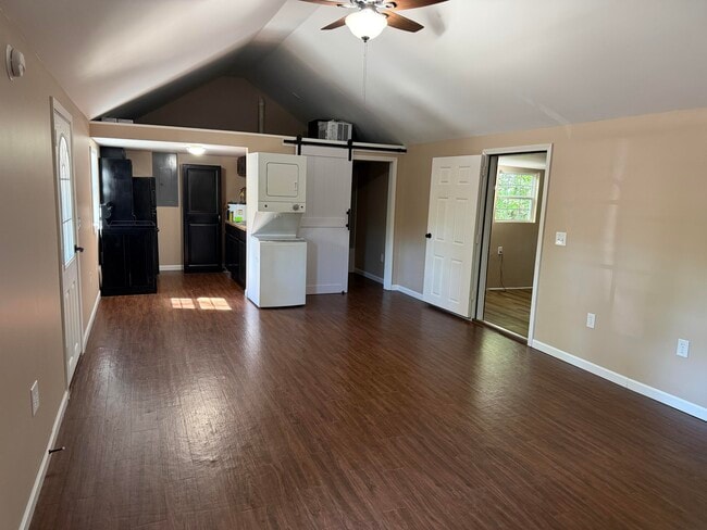 Building Photo - 420 Paradise Rd
